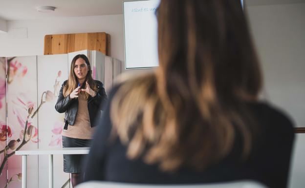 Impartiendo una charla sobre su experiencia.