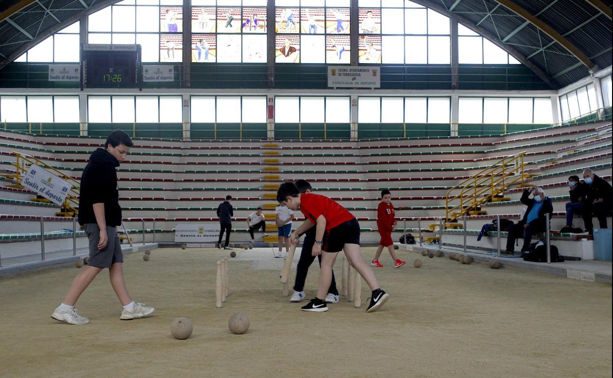 Los alumnos de la escuela de bolos han vuelto a entrenar en la Severino Prieto. 