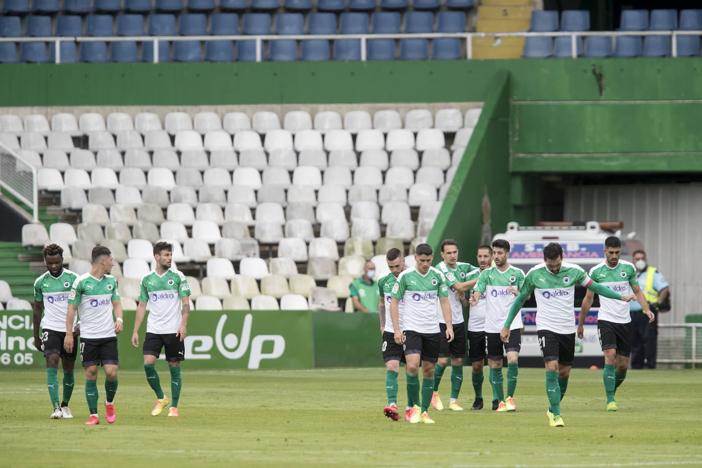 El Racing vuelve al juego tras el parón impuesto por la pandemia y lo hace ante el Lugo en los Campos de Sport de El Sardinero, con las gradas vacías