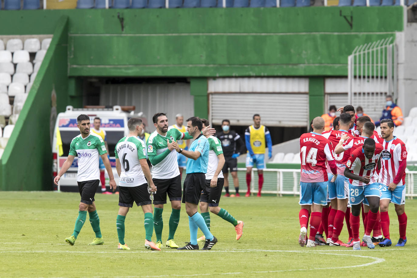 El Racing vuelve al juego tras el parón impuesto por la pandemia y lo hace ante el Lugo en los Campos de Sport de El Sardinero, con las gradas vacías