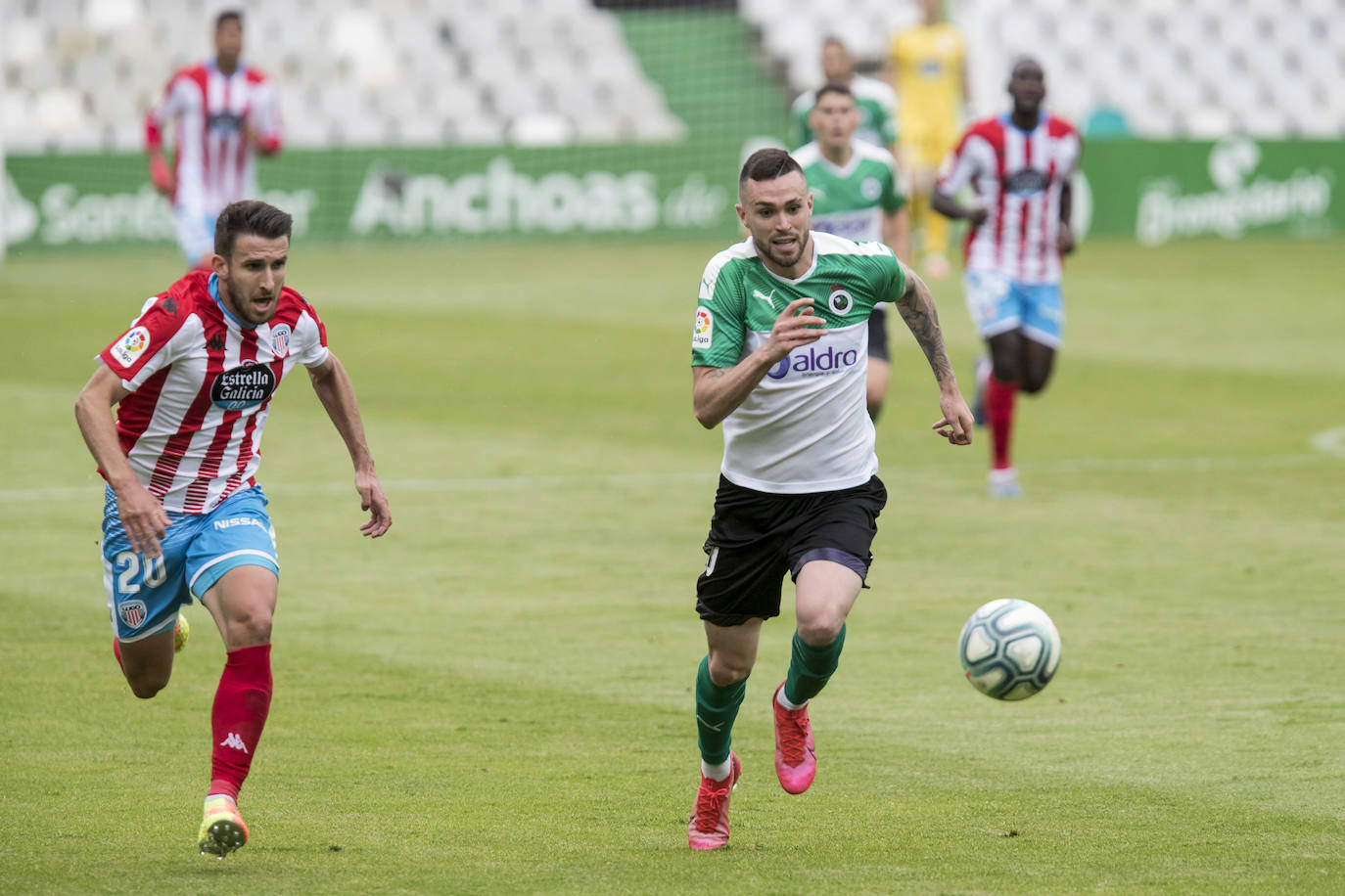 El Racing vuelve al juego tras el parón impuesto por la pandemia y lo hace ante el Lugo en los Campos de Sport de El Sardinero, con las gradas vacías