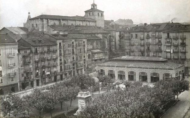 Velarde, en la Plaza de la Dársena. 