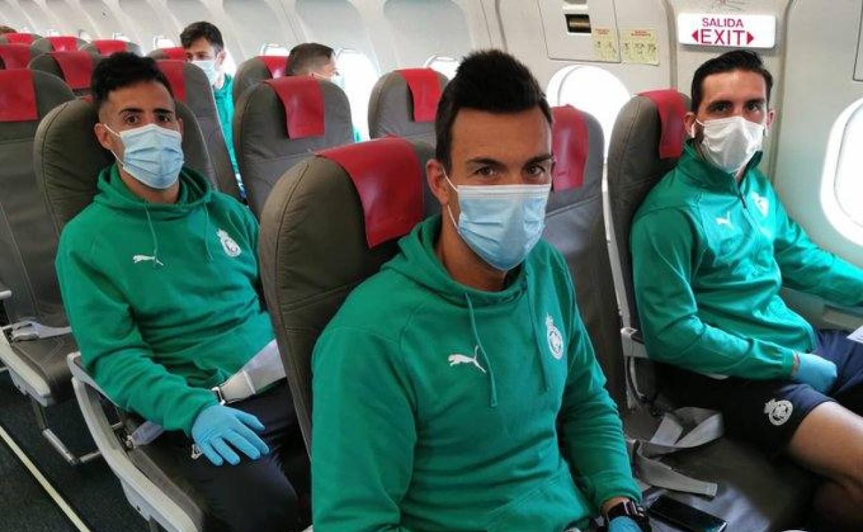 Los jugadores del Racing, en el avión que han tomado esta mañana rumbo a Girona.