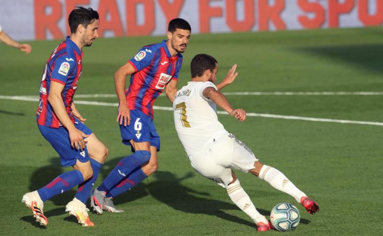 Hazard encara a dos jugadores del Eibar. 