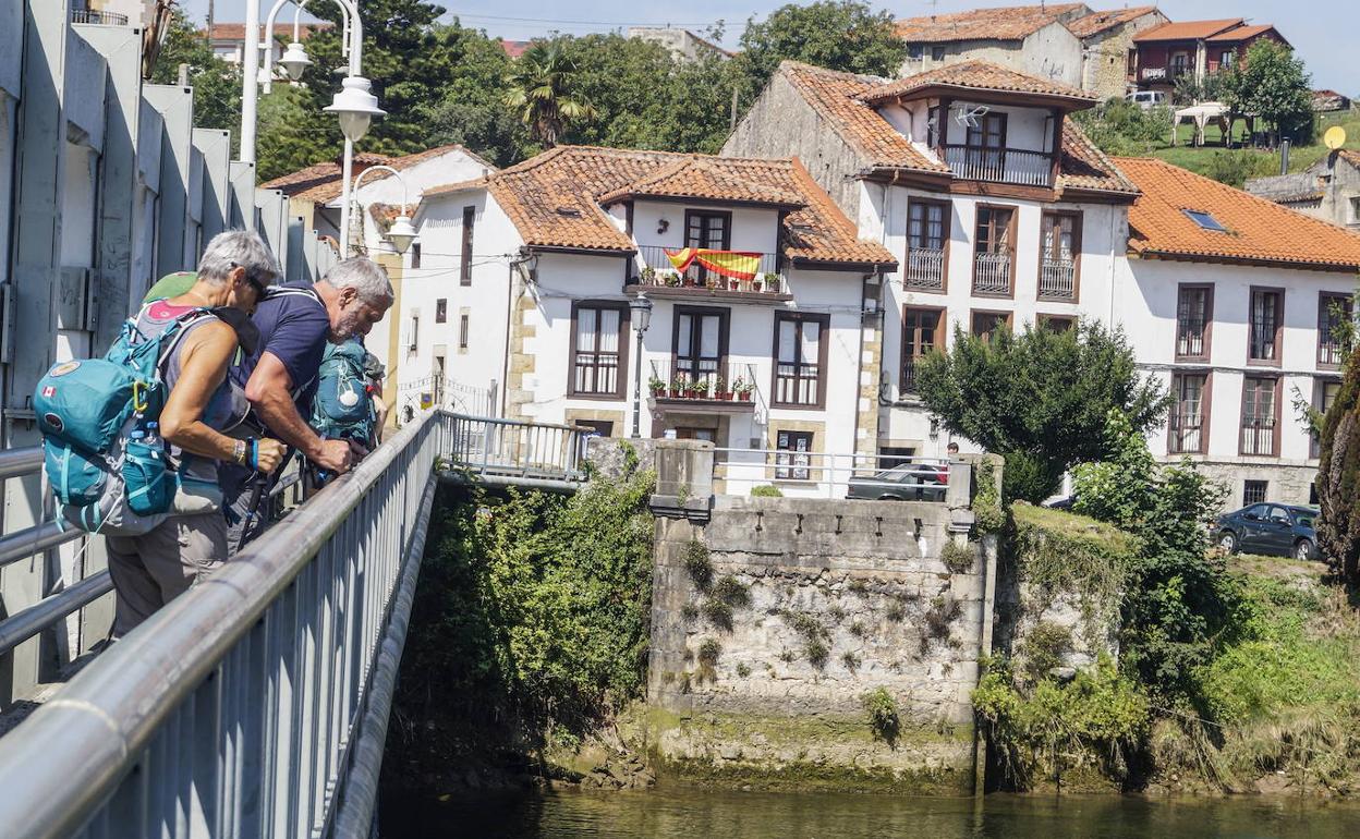 Imagen de archivo del puente sobre el rel río Deva a su paso por Unquera. Al fondo, Bustio (Asturias)