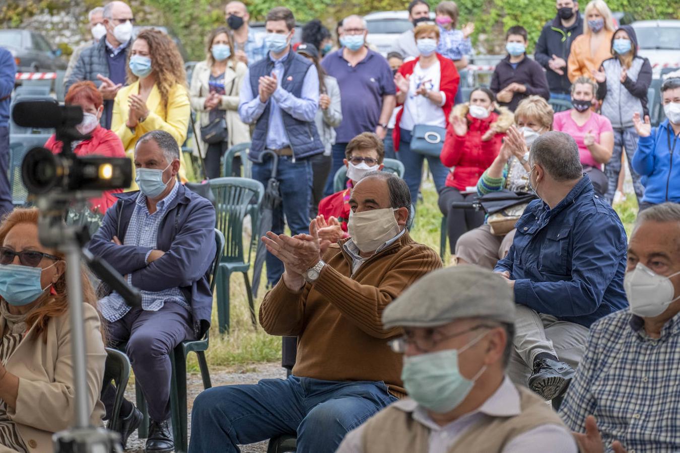 María Rivero se convierte en alcaldesa de Guriezo entre insultos y abucheos.