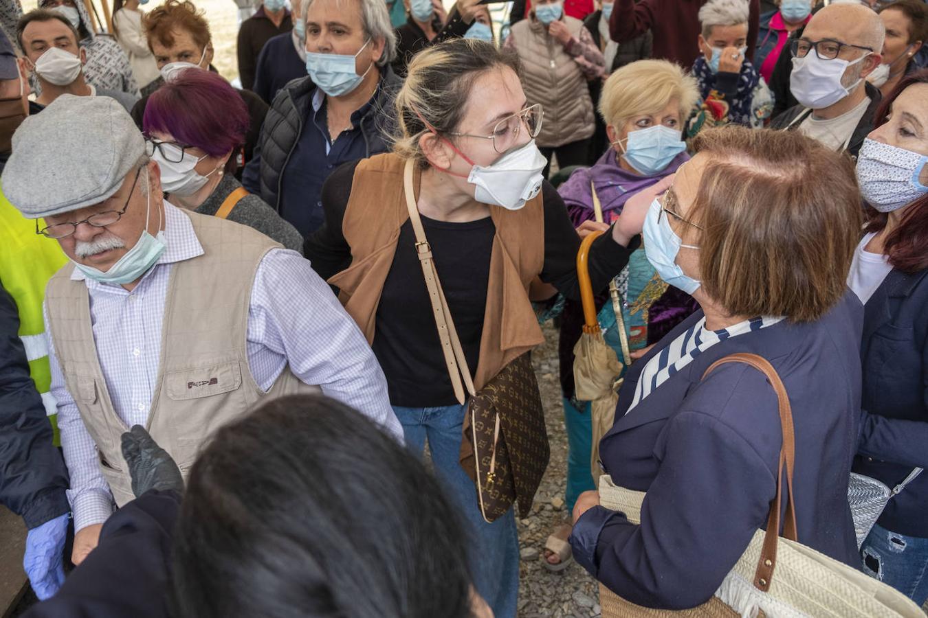 María Rivero se convierte en alcaldesa de Guriezo entre insultos y abucheos.