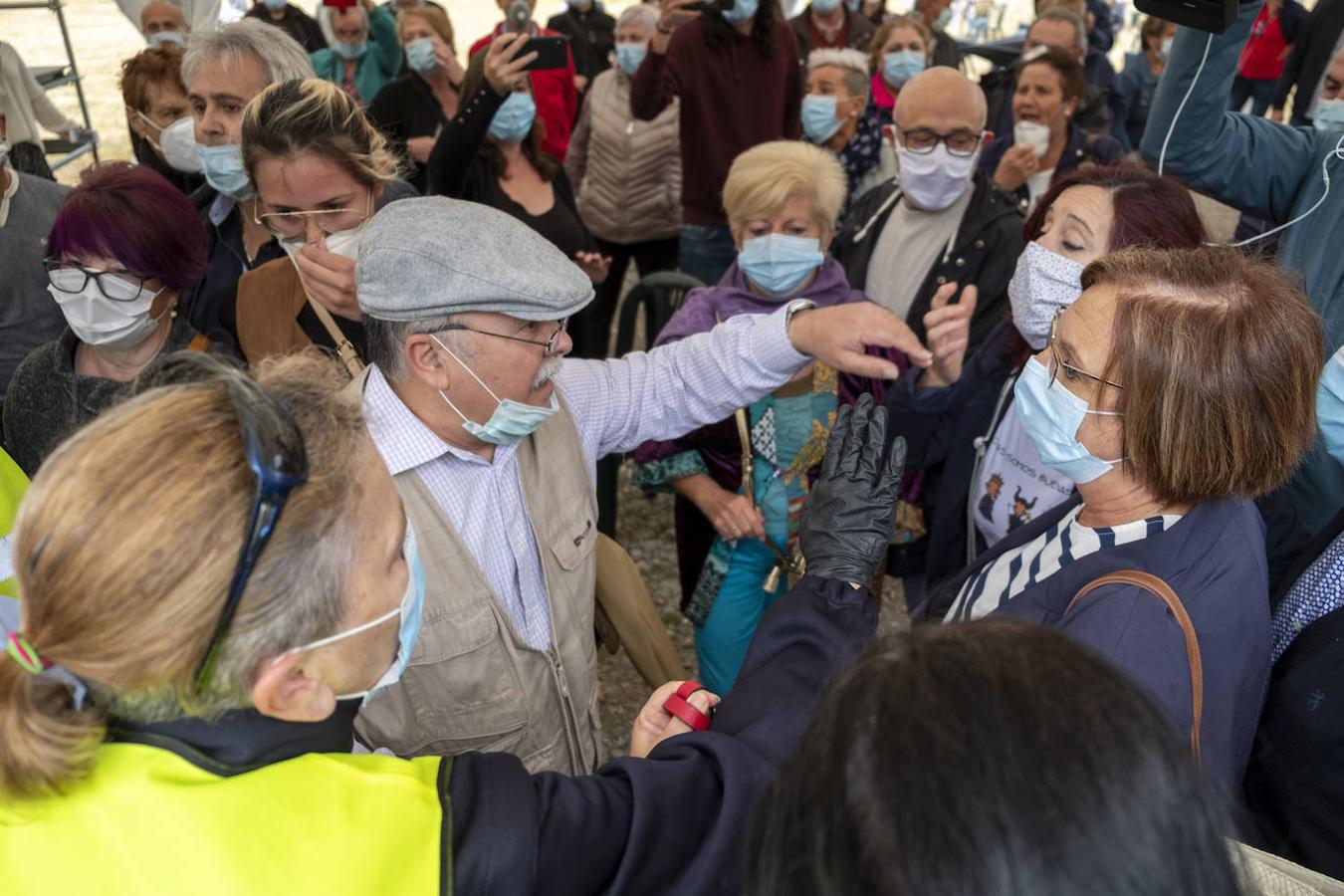 María Rivero se convierte en alcaldesa de Guriezo entre insultos y abucheos.