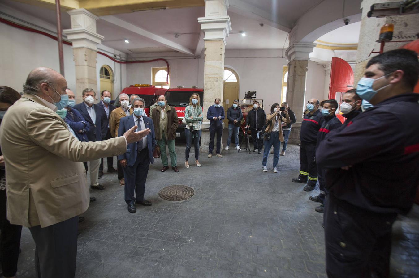 El presidente de Cantabria ha reconocido la «extraordinaria labor» realizada por los Bomberos Voluntarios de Santander frente al coronavirus. «Han ido a lugares donde no todo el mundo quería ir», ha destacado