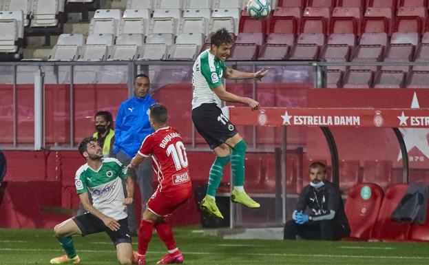 José Luis Oltra observa desde la banda el salto de Borja Galán.