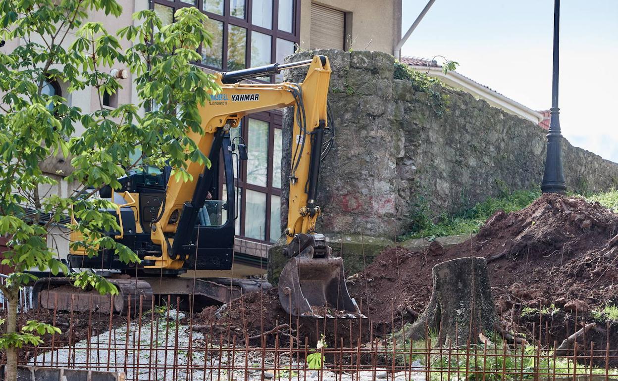 Trabajos que se están realizando ya en la zona donde se va a instalar el ascensor.