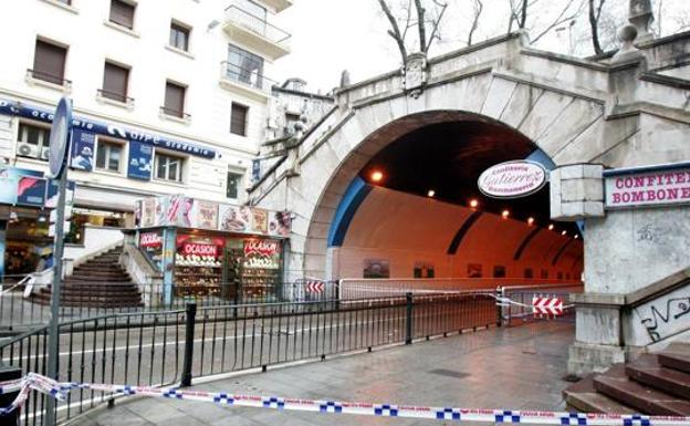 Imagen de archivo de una de las entrada/salida del túnel de Pasaje de Peña. La acera que quedará cortada al tráfico peatonal será la de la izquierda según se mira esta imagen.