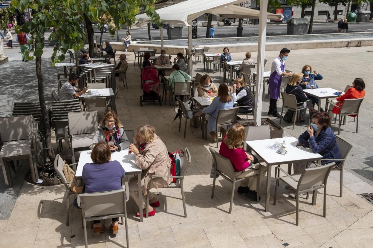 La terraza del bar La Catedral reúne a mucha más clientela que en el interior del establecimiento. Fotografías: