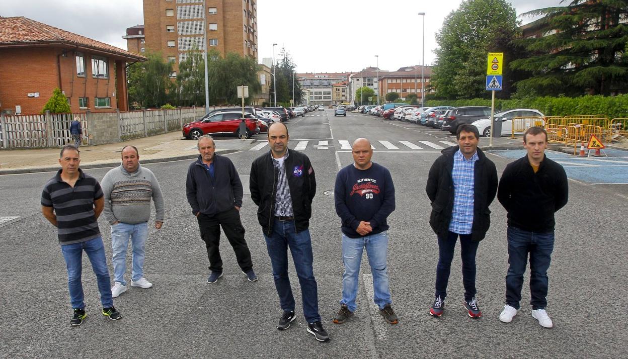 Representantes de atracciones, casetas y negocios de feria posan en El Zapatón, barrio de Torrelavega en el que se instala el recinto ferial
