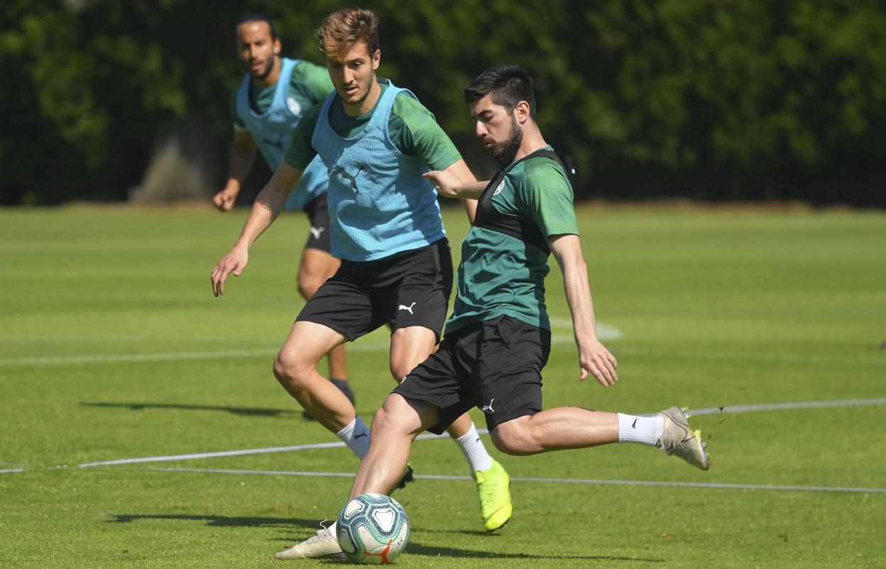 Papu se dispone a golpear el balón ante la presencia de Borja Galán. 