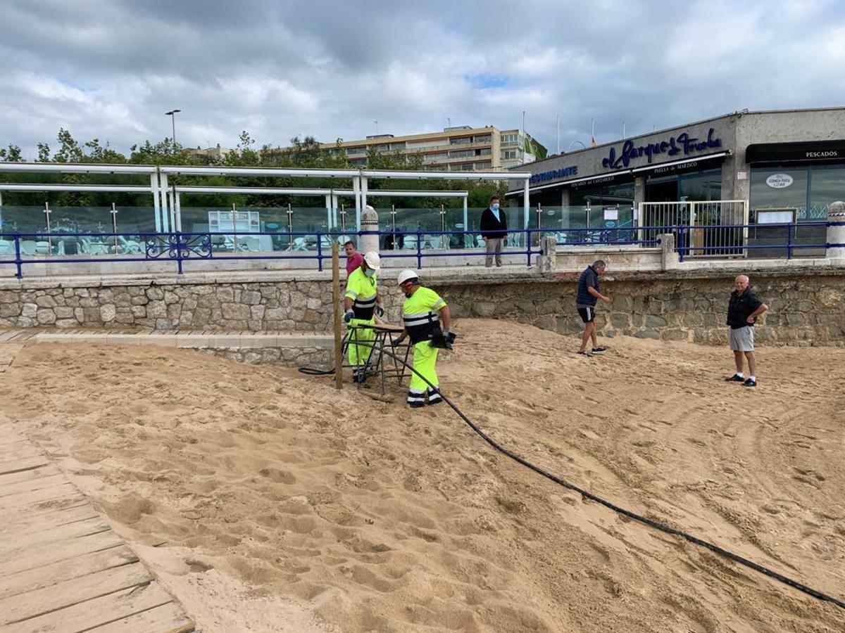 Fotos: Operarios montan en El Sardinero el nuevo sistema de pasillos