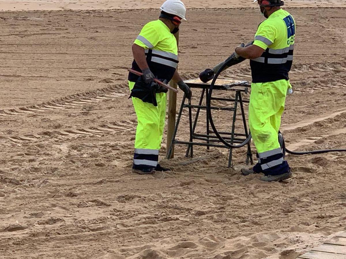 Fotos: Operarios montan en El Sardinero el nuevo sistema de pasillos