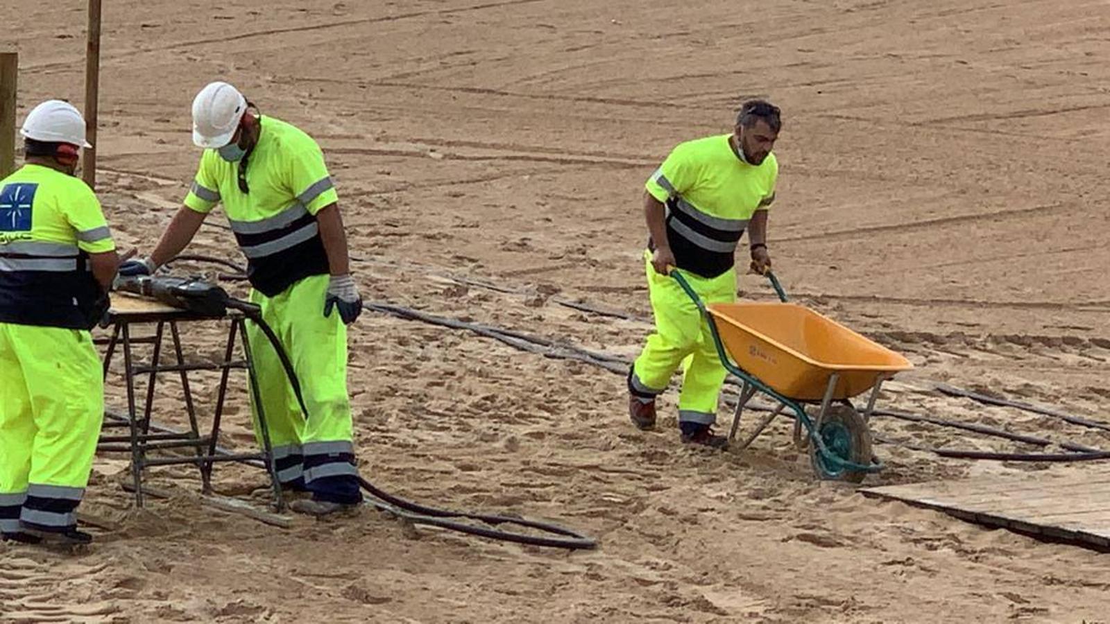 Fotos: Operarios montan en El Sardinero el nuevo sistema de pasillos