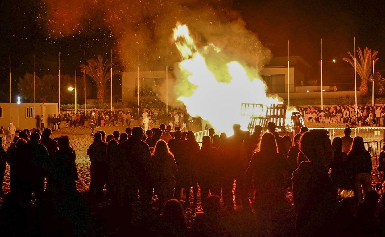 Imagen de la hoguera de San Juan en Suances el año pasado.