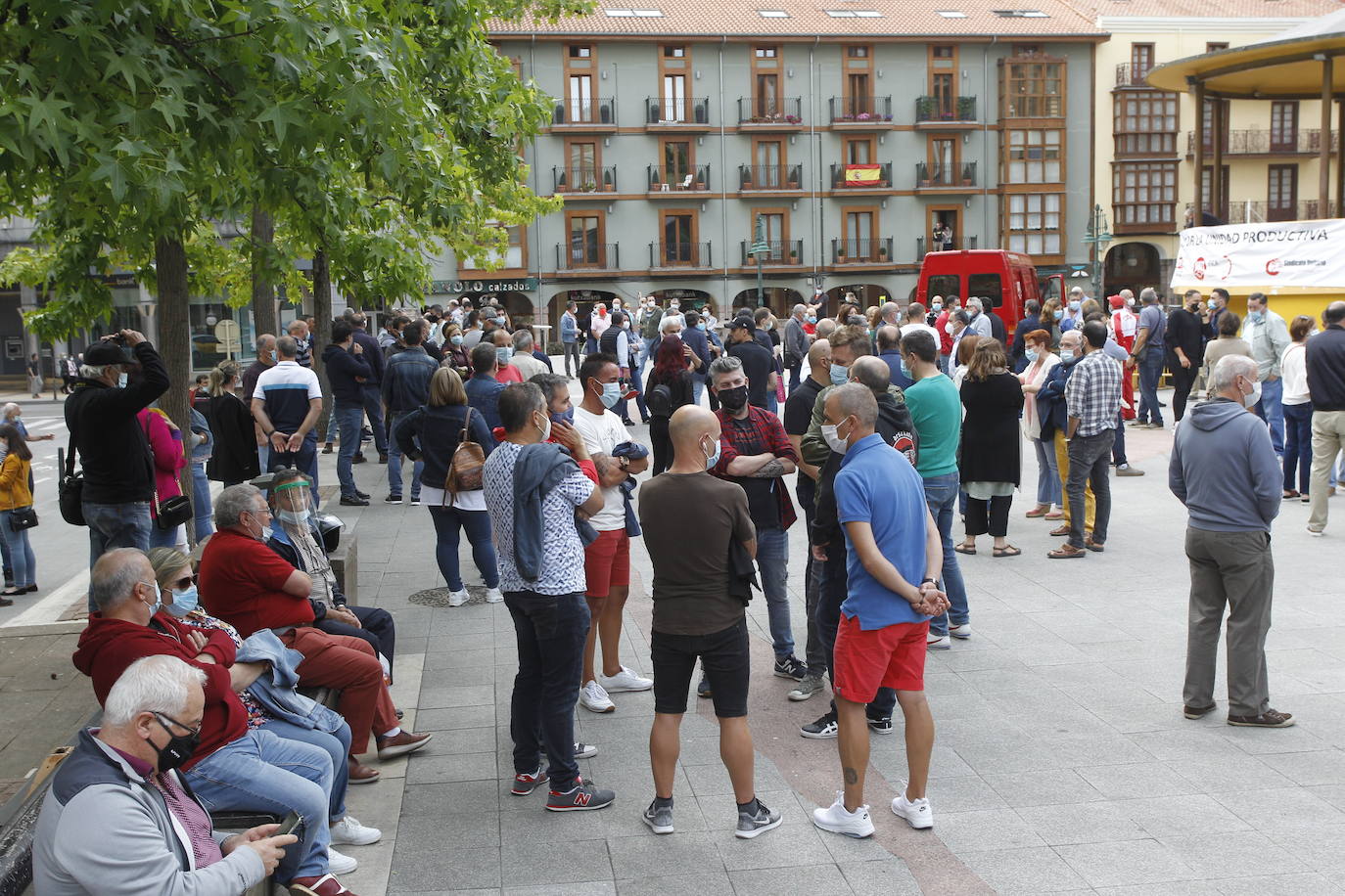 Fotos: Concentración de los trabajadores de Sniace en Torrelavega