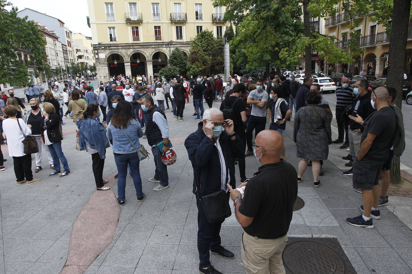 Fotos: Concentración de los trabajadores de Sniace en Torrelavega