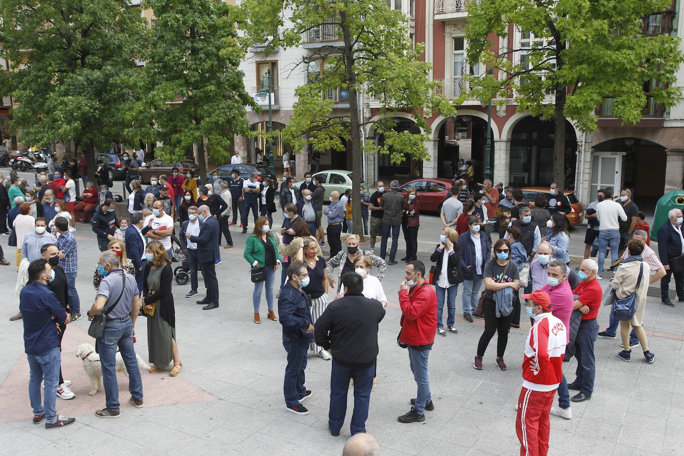 Fotos: Concentración de los trabajadores de Sniace en Torrelavega