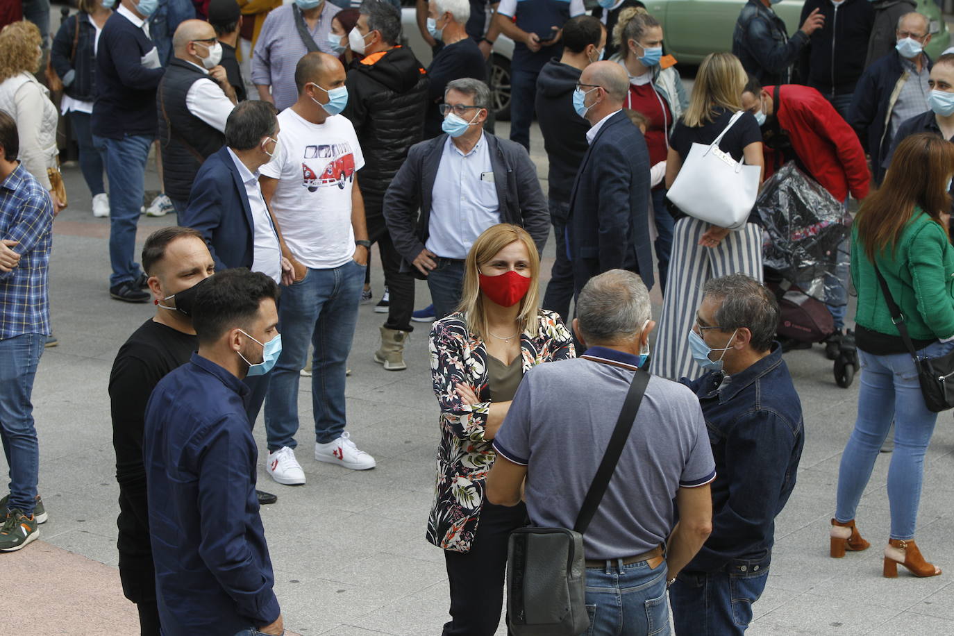 Fotos: Concentración de los trabajadores de Sniace en Torrelavega