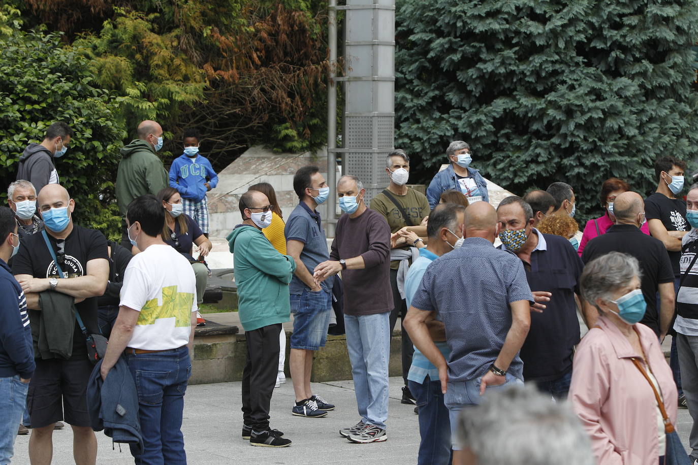 Fotos: Concentración de los trabajadores de Sniace en Torrelavega