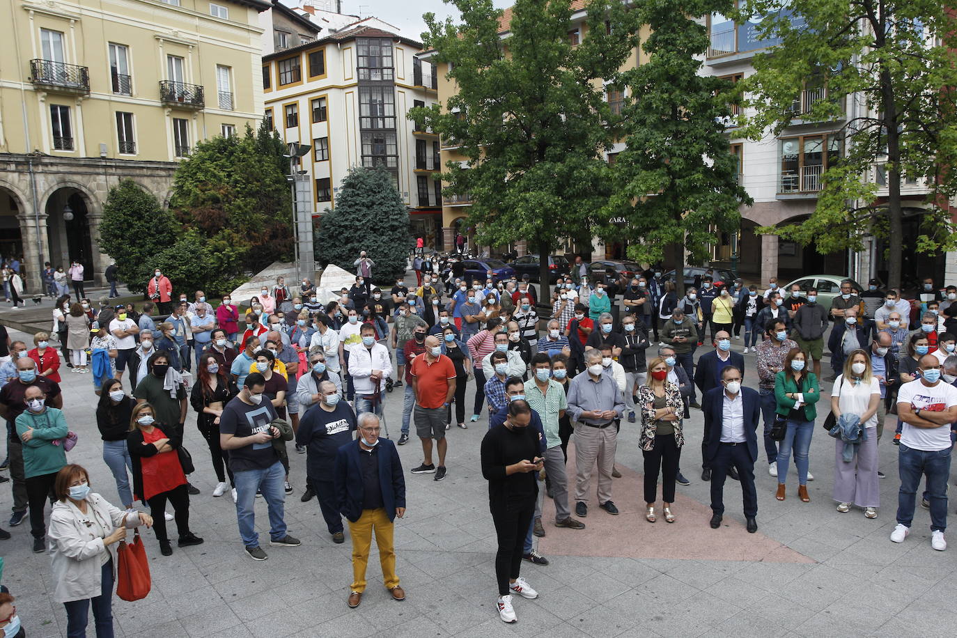 Fotos: Concentración de los trabajadores de Sniace en Torrelavega