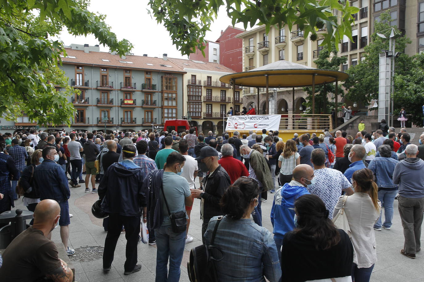 Fotos: Concentración de los trabajadores de Sniace en Torrelavega