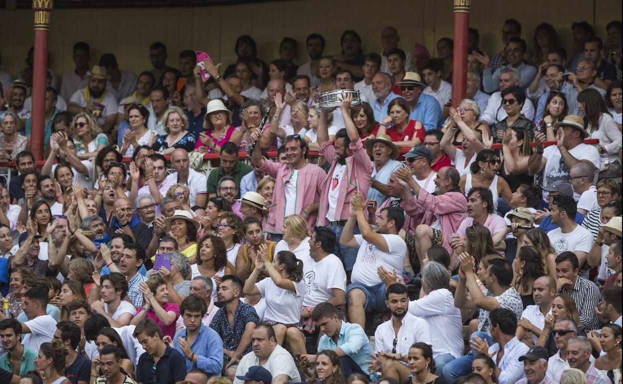 Aficionados, el pasado año, en la plaza de toros de Cuatro Caminos.