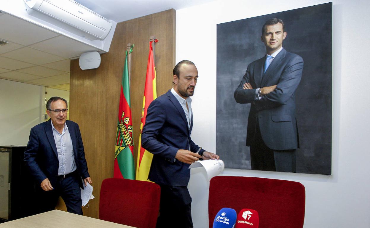 José Manuel Cruz Viadero (PSOE) y Javier López Estrada (PRC), antes de presentar el balance del primer año de legislatura.