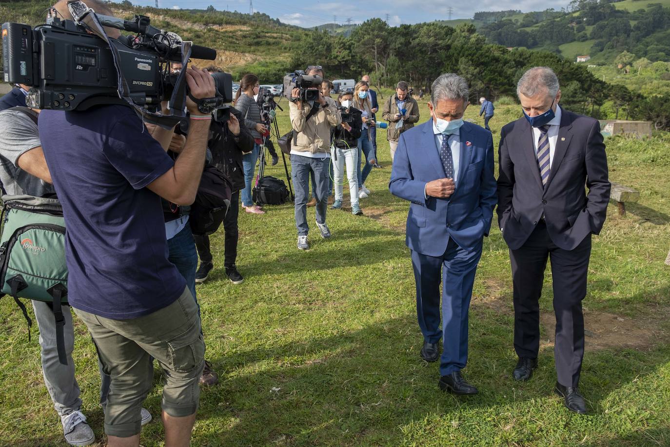 El lehendakari, Iñigo Urkullu, y el presidente de Cantabria, Miguel Ángel Revilla, han escenificado este viernes el fin del estado de alarma en sus comunidades y la movilidad entre ambas con un encuentro a primera hora en una senda peatonal que empieza en la costa vizcaína y prosigue por el litoral cántabro.