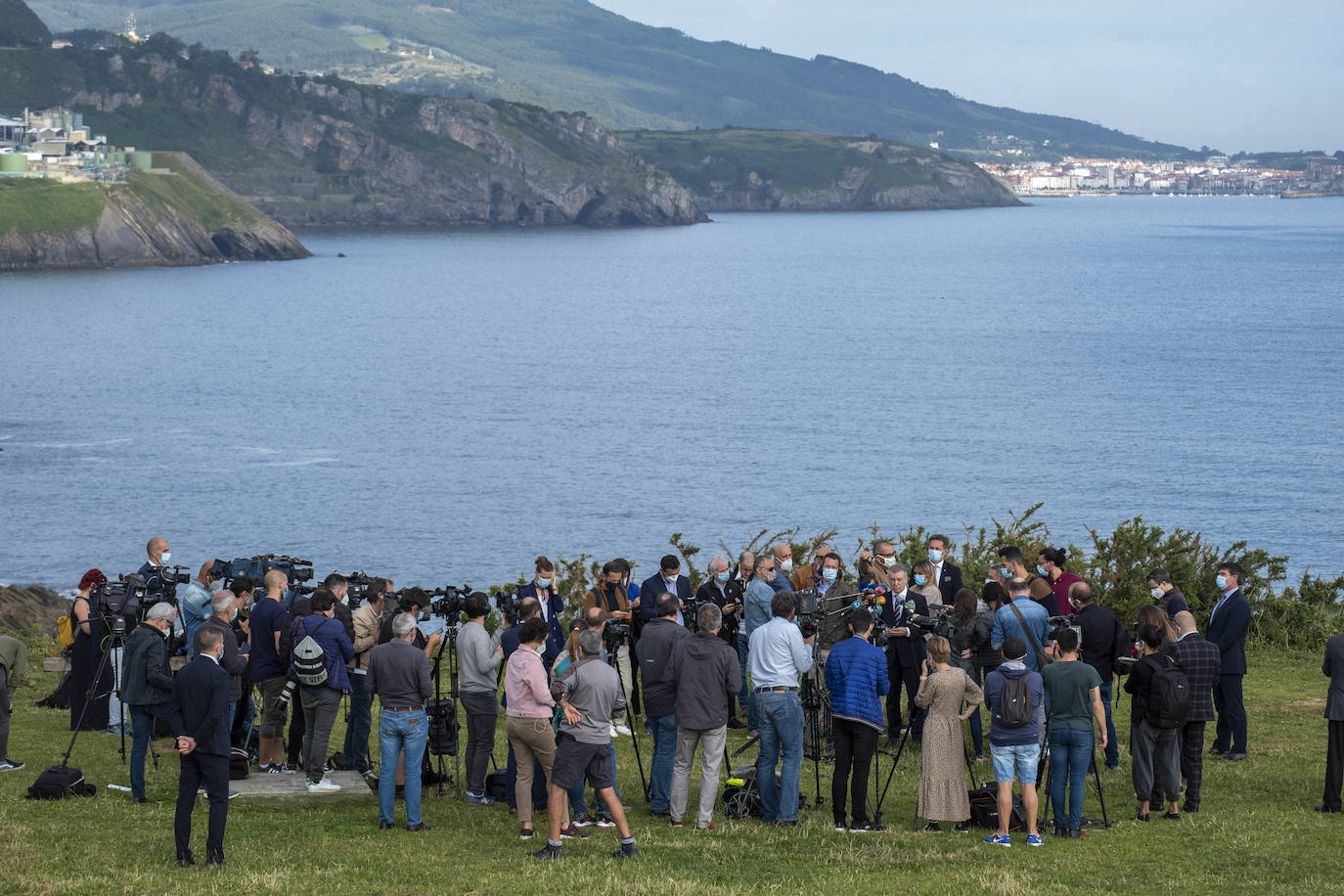 El lehendakari, Iñigo Urkullu, y el presidente de Cantabria, Miguel Ángel Revilla, han escenificado este viernes el fin del estado de alarma en sus comunidades y la movilidad entre ambas con un encuentro a primera hora en una senda peatonal que empieza en la costa vizcaína y prosigue por el litoral cántabro.