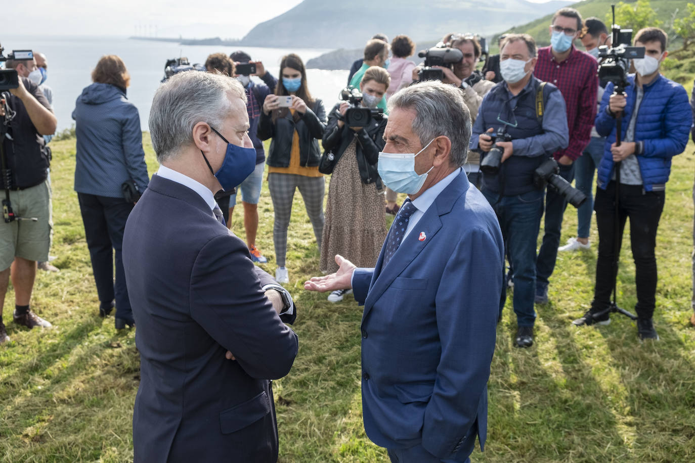 El lehendakari, Iñigo Urkullu, y el presidente de Cantabria, Miguel Ángel Revilla, han escenificado este viernes el fin del estado de alarma en sus comunidades y la movilidad entre ambas con un encuentro a primera hora en una senda peatonal que empieza en la costa vizcaína y prosigue por el litoral cántabro.