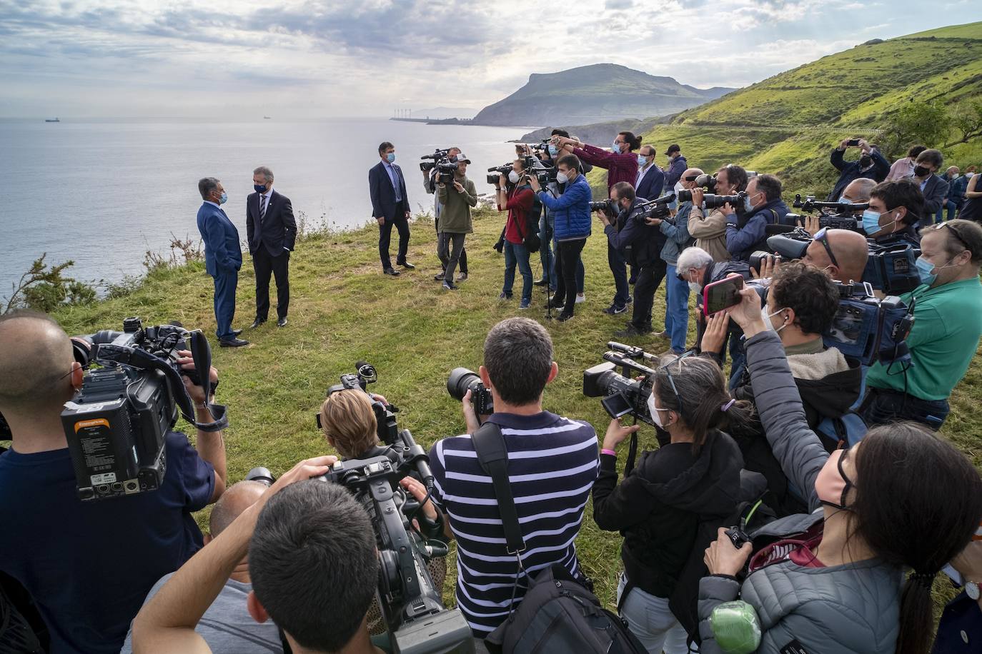 El lehendakari, Iñigo Urkullu, y el presidente de Cantabria, Miguel Ángel Revilla, han escenificado este viernes el fin del estado de alarma en sus comunidades y la movilidad entre ambas con un encuentro a primera hora en una senda peatonal que empieza en la costa vizcaína y prosigue por el litoral cántabro.