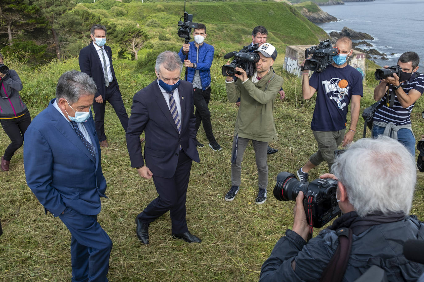 El lehendakari, Iñigo Urkullu, y el presidente de Cantabria, Miguel Ángel Revilla, han escenificado este viernes el fin del estado de alarma en sus comunidades y la movilidad entre ambas con un encuentro a primera hora en una senda peatonal que empieza en la costa vizcaína y prosigue por el litoral cántabro.