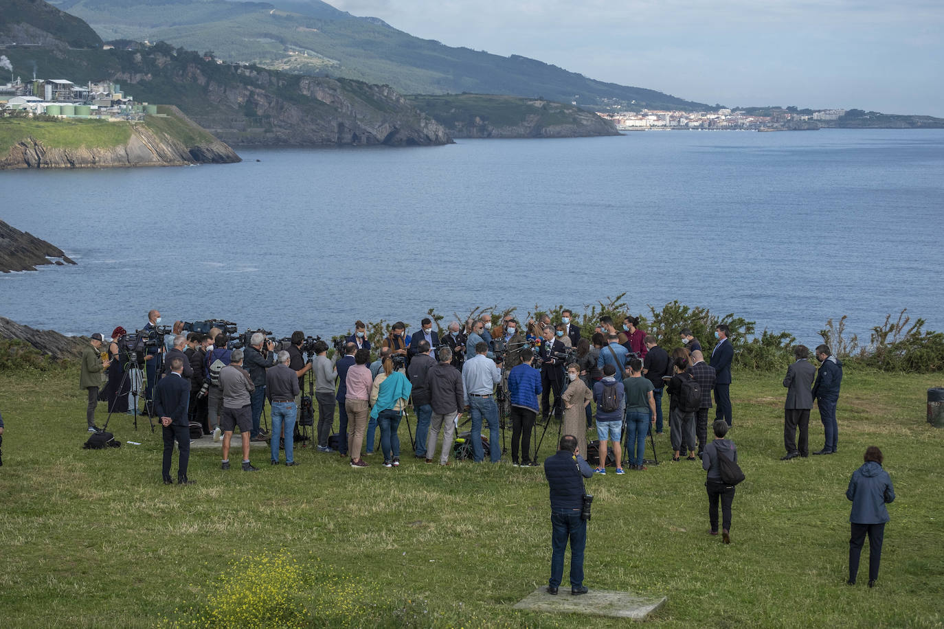 El lehendakari, Iñigo Urkullu, y el presidente de Cantabria, Miguel Ángel Revilla, han escenificado este viernes el fin del estado de alarma en sus comunidades y la movilidad entre ambas con un encuentro a primera hora en una senda peatonal que empieza en la costa vizcaína y prosigue por el litoral cántabro.