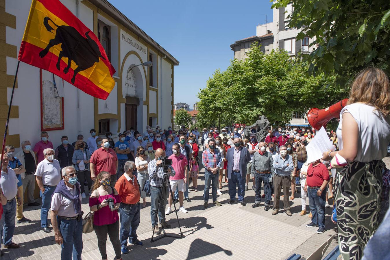 Dos centenares de personas se concentraron en los exteriores de la plaza de toros de Cuatro Caminos para protestar por la «discriminación» y el «acoso» que, en su opinión, sufren los profesionales y los aficionados de los toros.