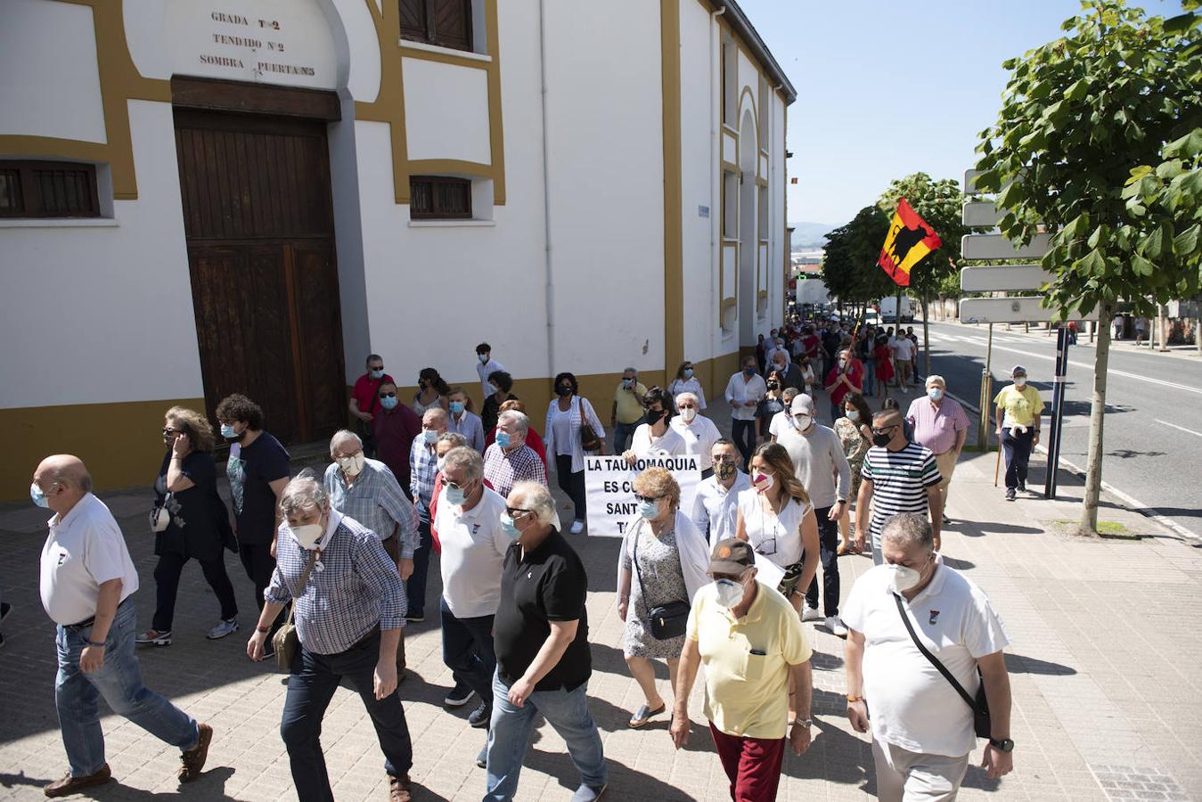 Dos centenares de personas se concentraron en los exteriores de la plaza de toros de Cuatro Caminos para protestar por la «discriminación» y el «acoso» que, en su opinión, sufren los profesionales y los aficionados de los toros.