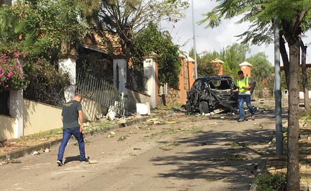 Agentes desplazados al chalé junto al que se detonó un artefacto explosivo en Benahavís en octubre de 2018.