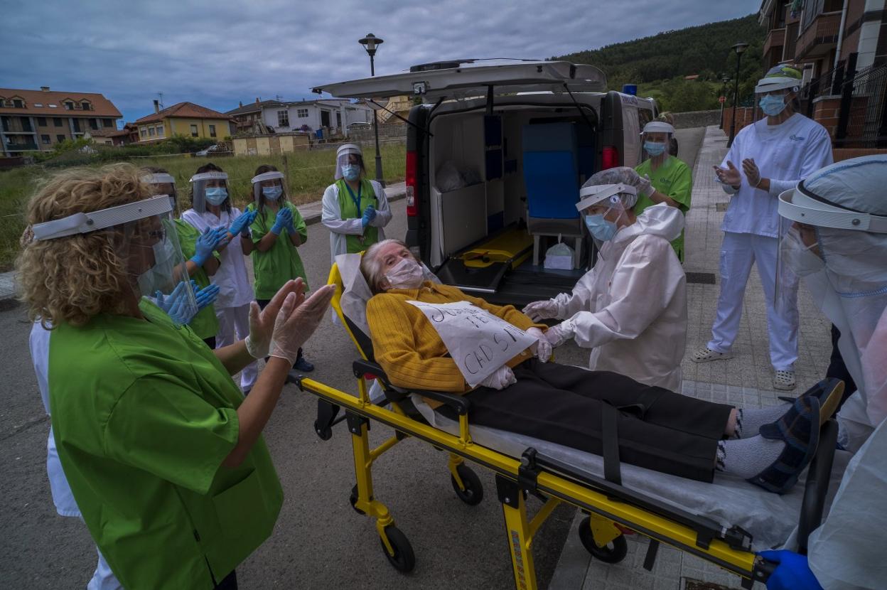 Los trabajadores del CAD de San Miguel de Meruelo despiden con aplausos a Josefina, que ayer recibió el alta médica. 