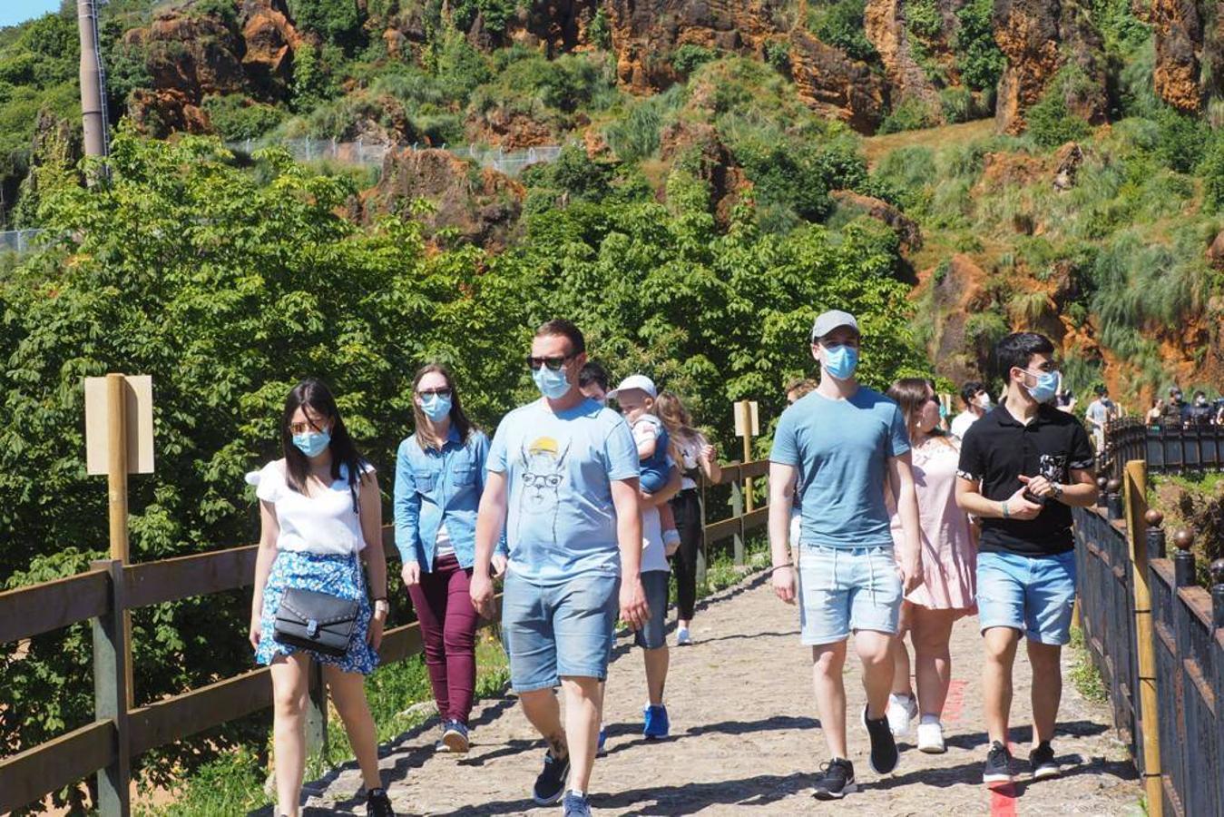 Numeroso público se acercó este sábado hasta el Parque de la Naturaleza de Cabárceno en el primer fin de semana fuera del estado de alarma.