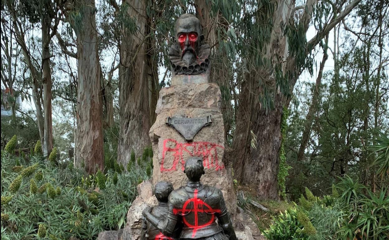 Monumento de Miguel de Cervantes en San Francisco tras el ataque sufrido. 