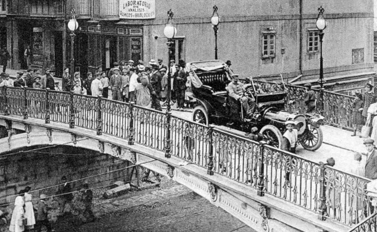 Un elegante coche cruza el no menos elegante cuarto puente.