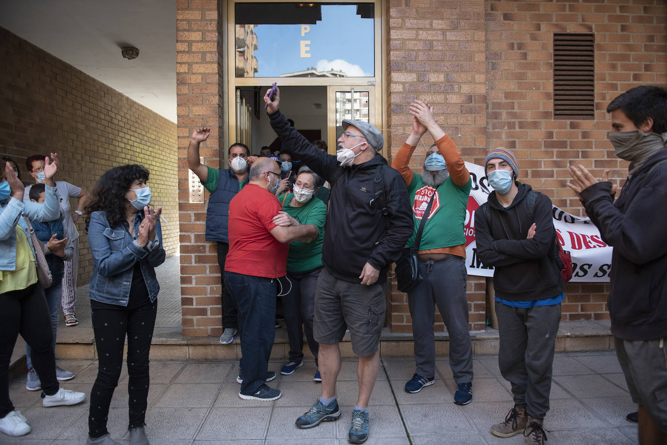 La plataforma Stop Desahucios frena el lanzamiento de Lidia y sus dos hijos, aunque la Policía Nacional trató de acceder a la vivienda