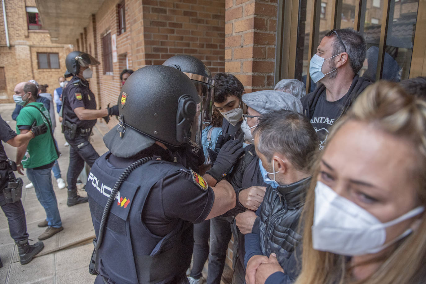 La plataforma Stop Desahucios frena el lanzamiento de Lidia y sus dos hijos, aunque la Policía Nacional trató de acceder a la vivienda