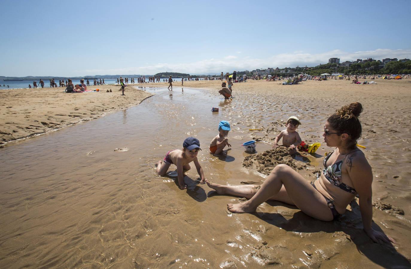 El buen tiempo animó las playas, paseos y terrazas.