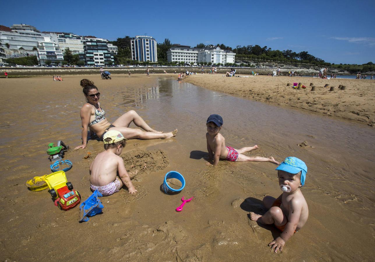 El buen tiempo animó las playas, paseos y terrazas.