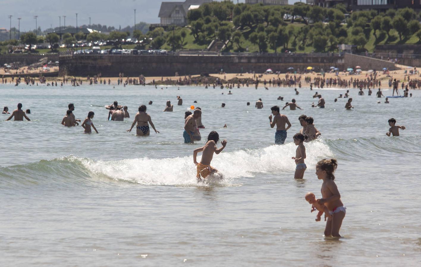 El buen tiempo animó las playas, paseos y terrazas.